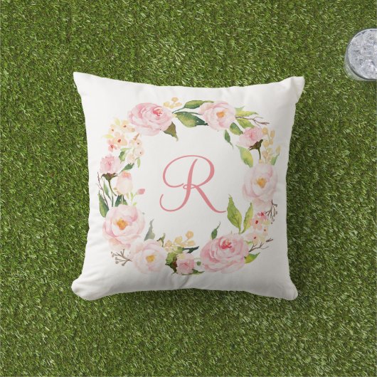 Roze Waterverf Floral Wreator Monogram Buitenkussen (Gras)