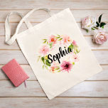 Roze Waterverf Flowers Wreater Bridesmaid Name Tote Bag<br><div class="desc">Het persoonlijke ontwerp van de canvas tas is voorzien van een monogram met een naam in een zwart,  modern script,  omgeven door een prachtig waterverf schilderd bloemontwerp met pastelroze,  stomheid en perzikenlenteslahlia en bloemen van roos,  gekoppeld aan levendige groene bladeren. Maakt een groot cadeau voor je trouwfeest/bruidsmeisjes!</div>