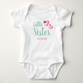 Roze Waterverf Harten Kleine Zus Naam Monogram Romper (Voorkant)