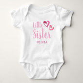 Roze Waterverf Harten Kleine Zus Naam Monogram Romper (Voorkant)