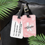 Roze Waterverf Initiaal Monogram Bagagelabel<br><div class="desc">Een zacht blozend roze waterverf achtergrond biedt het doek voor een schattig en eigentijds monogram, met initialen en naam. Het zwart-witte kleurenpalet van het monogram, bestaande uit schone moderne lettertypen gemengd met een scriptlettertype, straalt een eenvoudige maar leuke charme uit. Of je je voornaam of achternaam wilt gebruiken, is aan...</div>