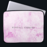 Roze Waterverf Laptop Sleeve<br><div class="desc">Elegante laptophoes met jouw naam over een handgeschilderde roze waterverf achtergrond.</div>