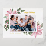 Roze Waterverf Poinsettia Lijst Foto Folie Feestdagen Briefkaart<br><div class="desc">prettige feestdagen! Verstuur vakantiebezoekers naar familie en vrienden met dit aanpasbare gouden briefkaart voor feestdagen. Het bevat een afbeelding van de waterverf van roze poinsetten, bessen, katoen en hollies. Personaliseer me door foto's en uw eigen teksten toe te voegen. Dit roze florale briefkaart is verkrijgbaar in verschillende soorten kartonnen dozen....</div>