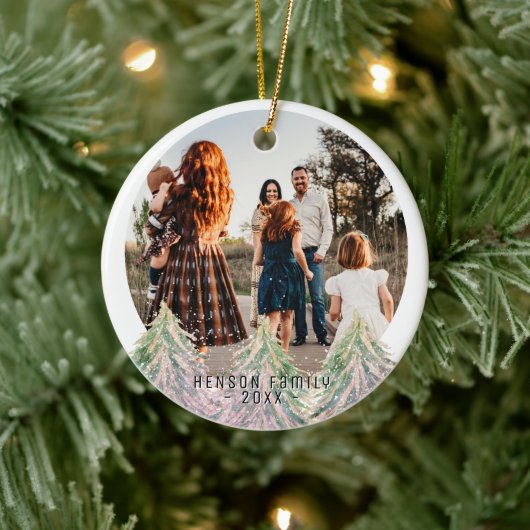 Roze Waterverf Trees Merry Kerstfamilie Foto Keramisch Ornament (Boom)