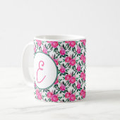 Roze waterverfrozen patroon monogram koffiemok (Voorkant links)