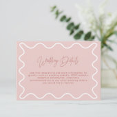 Roze Wavy Border Wedding Details Enclosure Kaart (Staand voorkant)