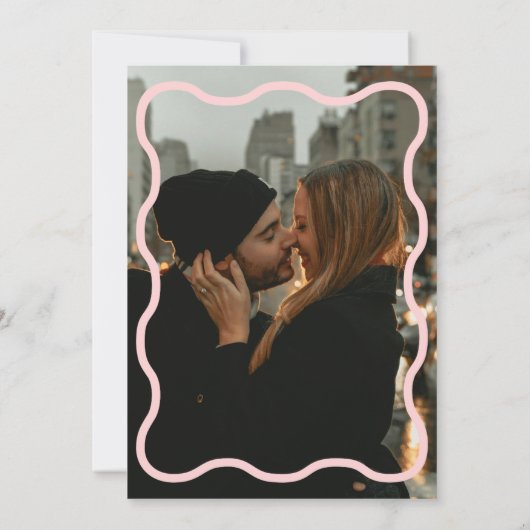 Roze Wavy Retro Foto Huwelijksuitnodiging Kaart (Achterkant)