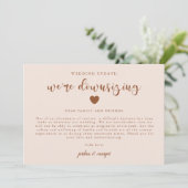 Roze We downsizing Wedding Update Aankondiging (Staand voorkant)