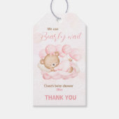 Roze We kunnen bijna wachten Beer Baby shower cade Cadeaulabel (Voorkant)
