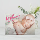 Roze welkomstscript met foto Baby Girl Birth Aankondiging (Staand voorkant)