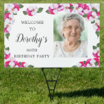 Roze White Floral 80th Birthday Welcome Yard Tuinbord<br><div class="desc">Een elegant lijst waterverf pansies omringt je details en foto van je 80ste verjaardagsfeestje. De heldere en kleurrijke magenta,  roze en witte bloem is perfect voor een lente- of zomerfeest. Al tekst is editable zodat kunt u enkel het juiste beeld creëer.</div>