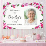 Roze White Floral 90th Birthday Welcome Spandoek<br><div class="desc">Een elegant lijst waterverf pansies omringt je 90ste verjaardagsfeestje details en foto's. De heldere en kleurrijke magenta,  roze en witte bloem is perfect voor een lente- of zomerfeest. Al tekst is editable zodat kunt u enkel het juiste beeld creëer.</div>
