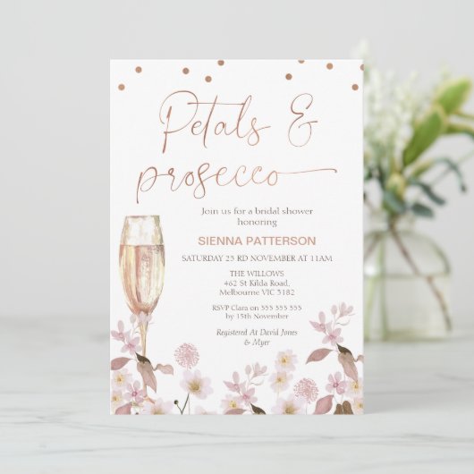 Roze Wildbloemblaadjes en Prosecco Vrijgezellenfee Kaart (Staand voorkant)