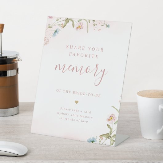 Roze wildbloemboho deelt een geheugen-vrijgezellen reclamebord met voetstuk (Insitu)