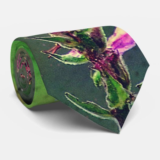 Roze wilde bloem op levend groen Stropdas (Opgerold)