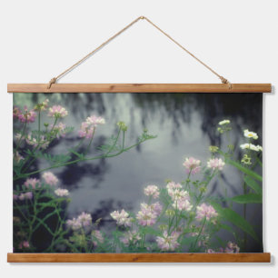 Roze wilde bloemen bij Brook Hangend Wandkleed