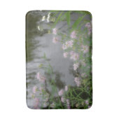 Roze wilde bloemen nabij de Natuur van het water Badmat (Voorkant Verticaal)