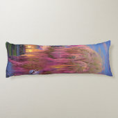 Roze wilde boom op zonsondergang door de vijver lichaamskussen (Achterkant)