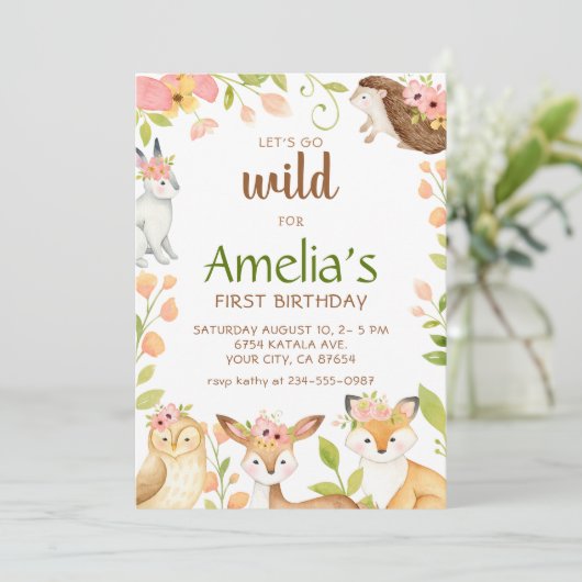 Roze wilde bossen dieren 1e verjaardag uitnodiging (Staand voorkant)