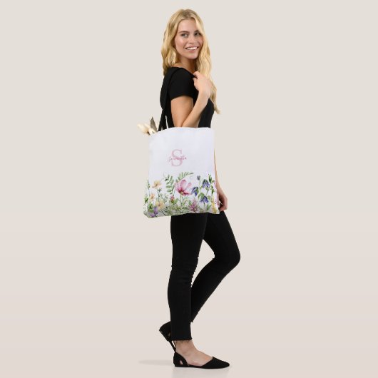 Roze Wildflower Bloemmonogram Tote Bag (Op model)