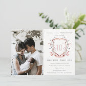 Roze Wildflower Monogram Crest Foto Jubileum Kaart (Staand voorkant)