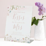 Roze Wildflower raadt hoeveel kissegelbord Reclamebord Met Voetstuk<br><div class="desc">Vermaak je gasten met deze leuke gok hoeveel kussen je binnenkort mevr. vrijgezellenfeest-spel zult noemen, met elegante, delicate waterverf wildbloem en stijlvol modern script, pastelpaletten van zacht, roze, van wit, beige, stoffige blauw, en botanisch groen, eenvoudig en romantisch. geweldig voor een rustige partij, modern boho-vrijgezellenfeest, botanische tuinbruiloft in het voorjaar...</div>