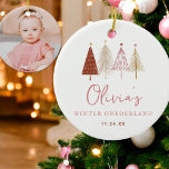 Roze Winter Onderland Girl 1ste verjaardag Keramisch Ornament<br><div class="desc">Roze Winter Wonderland Girl 1st Birthday Invitations Roze kerstbomen thema is perfect voor een minimaal en modern verjaardagsfeest! Kies ons pastelblush regenboogontwerp voor uw kinder eerste verjaardagsfeestje.</div>