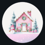 Roze Winter Village Gingerbread House Ronde Sticker<br><div class="desc">Verbeter uw vakantiepakketten met deze charmante roze dorpspakkettenhuisje sticker. Het beschikt over een ijzig,  besneeuwd roze peperkoekhuis versierd met lekkernijen,  vergezeld van een kleine sneeuwpop en omringd door winterpijnbomen. De basis van de sticker is roze,  gespikkeld met witte stippen om vallende sneeuw na te bootsen.</div>