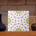 Roze wit en geel Marokkaans patroon met diamanten Tegeltje<br><div class="desc">Luxueus elegant decoratief ontwerp voor keramische tegel met een naadloos patroon van geometrische vormen in pastelroze,  wit en geel en versierd met roze en gele diamanten.</div>
