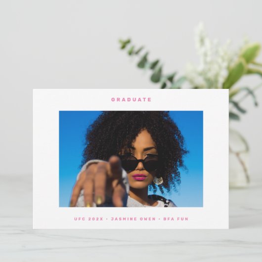 Roze Wit Funky Foto College Foto Afstuderen Aankondiging (Staand voorkant)