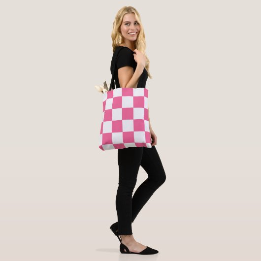 Roze wit geruit controlepatroon tote bag (Op model)