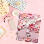 Roze witte bloemenpatroon naam script 2025 planner<br><div class="desc">Roze en wit gekleurd bloemmotief. Personaliseer en voeg een jaar (elk jaar) en jouw naam toe. De naam is geschreven met een modern handgeschreven stijlscript</div>