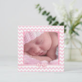 Roze & Witte Chevron Gestreepte Verjaardagsaankond Aankondiging (Staand voorkant)