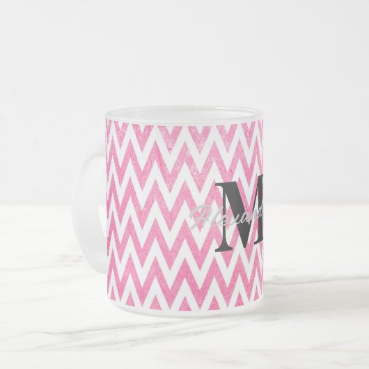 Roze witte Chevron-monogram Matglas Koffiemok (Voorkant links)