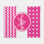 Roze witte Chevron Monogram op persoonlijke titel Fleece Deken (Voorkant (Horizontaal))