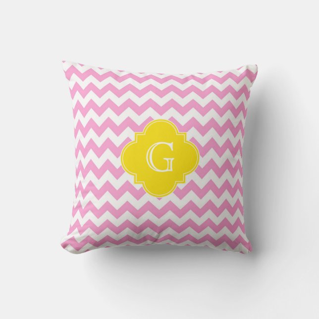 Roze Witte Chevron Zigzag Gele Quatrefoil Monogram Kussen (Voorkant)