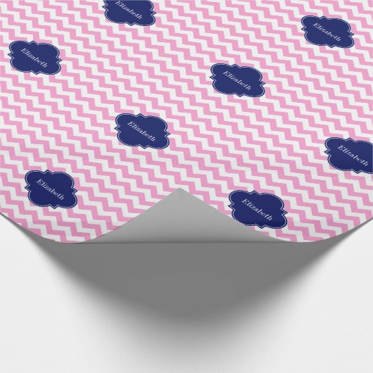 Roze witte Chevron Zigzag Navy Quatrefoil Monogram Cadeaupapier (Hoek)