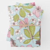 Roze witte eenvoudige bloemen en vogelgriep inpakpapier vel (In situ)