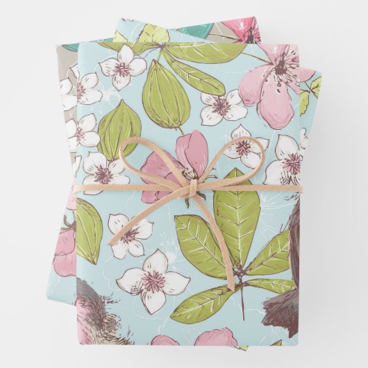 Roze witte eenvoudige bloemen en vogelgriep inpakpapier vel (In situ)