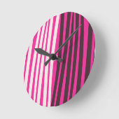 Roze witte en zwarte verticale strepen ronde klok (Hoek)