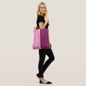 Roze witte en zwarte verticale strepen tote bag (Op model)