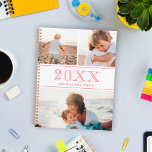 Roze witte foto Collage Planner<br><div class="desc">Een planner waaraan u drie van uw eigen foto's aan een minimalistische collage in wit en roze kunt toevoegen. Voeg het jaar in grote roze getallen toe, en voeg ook jouw naam of familienaam toe!</div>