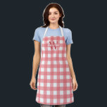 Roze witte gingham naam & Initiaal Schort<br><div class="desc">Roze gingham apron met uw initiaal in bleek rood en achternaam wit.</div>