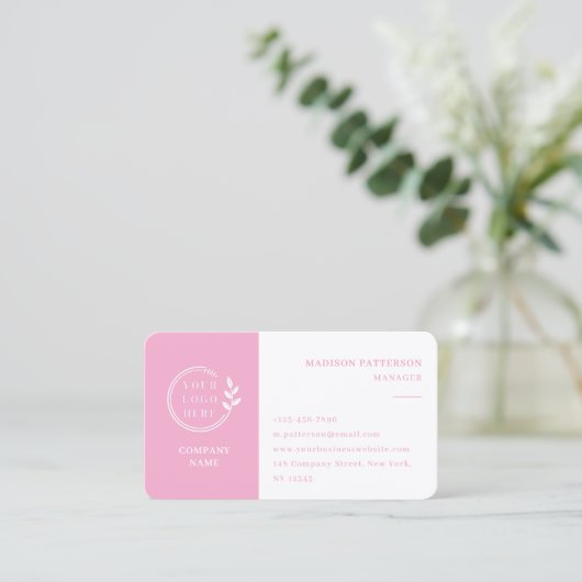 Roze Witte Logo QR Code Minimalistisch Modern Visitekaartje (Staand voorkant)