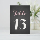 Roze & Witte Script Krijtbord Tafelnummerkaart Kaart (Staand voorkant)