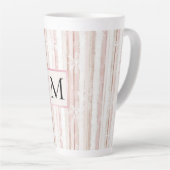 Roze Witte Sneeuwvlokken Strepen Monogram Latte Mok (Rechterhoek)