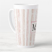 Roze Witte Sneeuwvlokken Strepen Monogram Latte Mok (Linkerhoek)