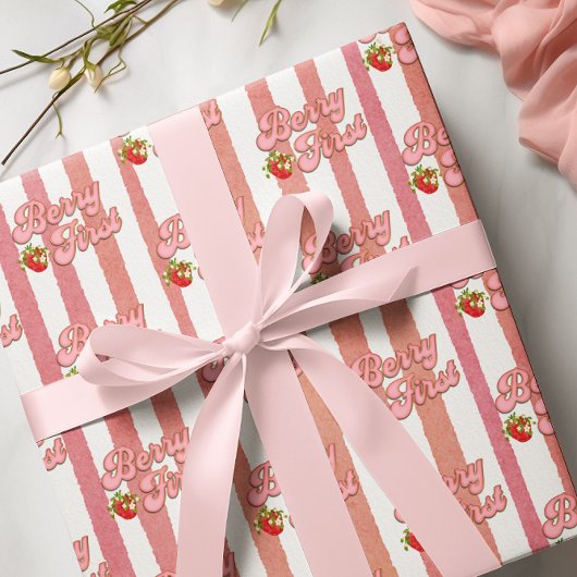 Roze Witte Strepen Berry 1e verjaardag Aardbei Cadeaupapier