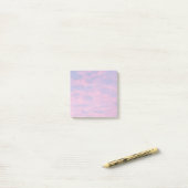 Roze wolken in de blauwe hemel post-it® notes (Op bureau)
