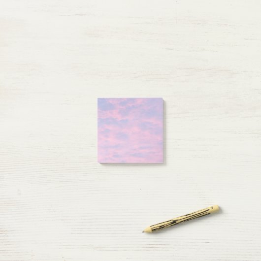 Roze wolken in de blauwe hemel post-it® notes (Op bureau)